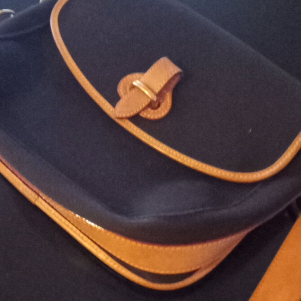 Dooney & Bourke Shoulder Purse. Black & Tan